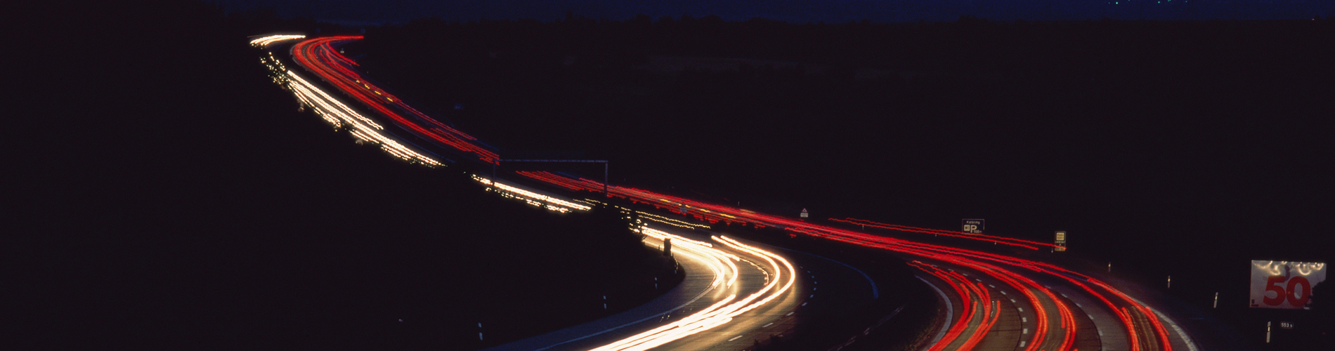 motorväg i mörker